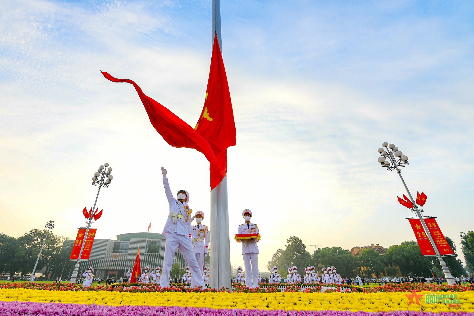 The red background symbolizes sacrifice and patriotism, while the yellow star represents unity among five key social classes 